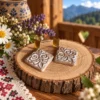 Ročno izdelani stoneware uhani z reliefnim vzorcem